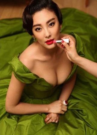 30岁的张雨绮变得成熟妩媚了许多,一抹红唇更显得她性感妖娆。如今的她已经第二次迈入婚姻殿堂,面对爱情她还是一如初心。