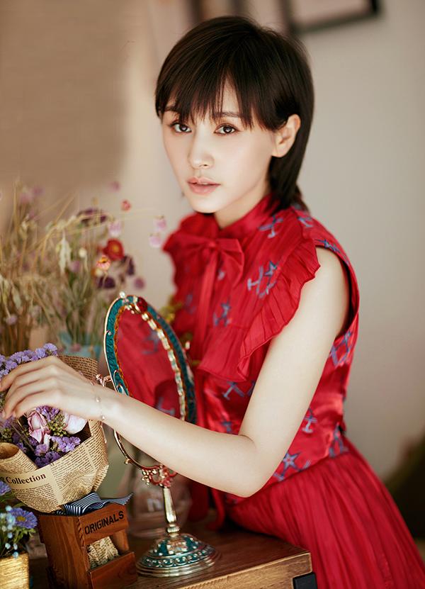 如今剪了短发,她不仅变得精明干练,还显得古灵精怪,穿着红裙的她又有小女人的妩媚,又看着比长发时候还年轻。