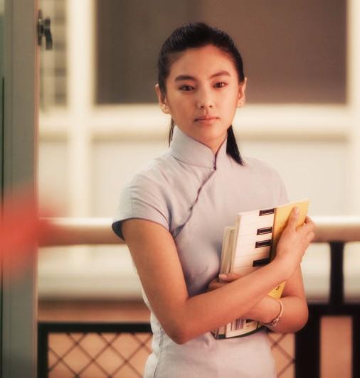 张雨绮一出道便是星女郎的身份,在《长江7号》中,她所出演的女主角袁老师,穿着一身旗袍文艺范十足。